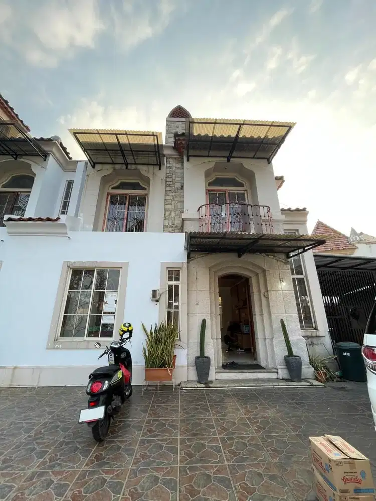 Jual Rumah Megah 2 Lantai Lokasi Bagus di Cluster Taman Spain Picasso