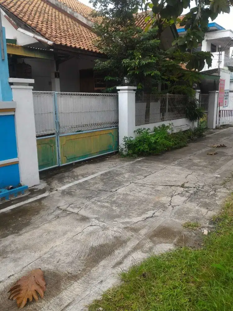 Dijual Rumah Strategis di Jalan Utama Gentan, Dekat Mall Luwes