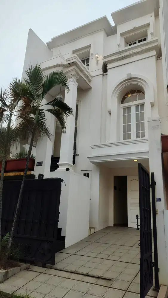 Disewakan Rumah Gaya American Classic di Pondok Indah