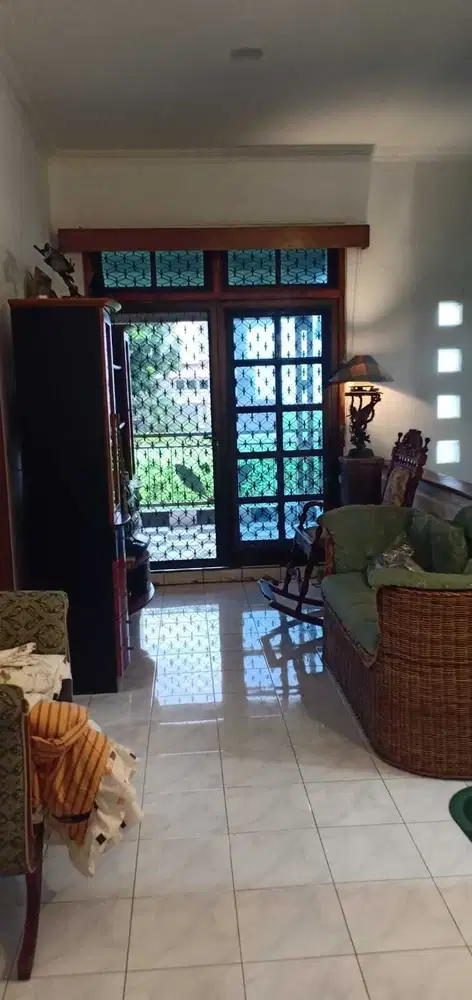 Dijual Rumah Hook Halaman Luas dan Asri di Graha Famili Surabaya Barat