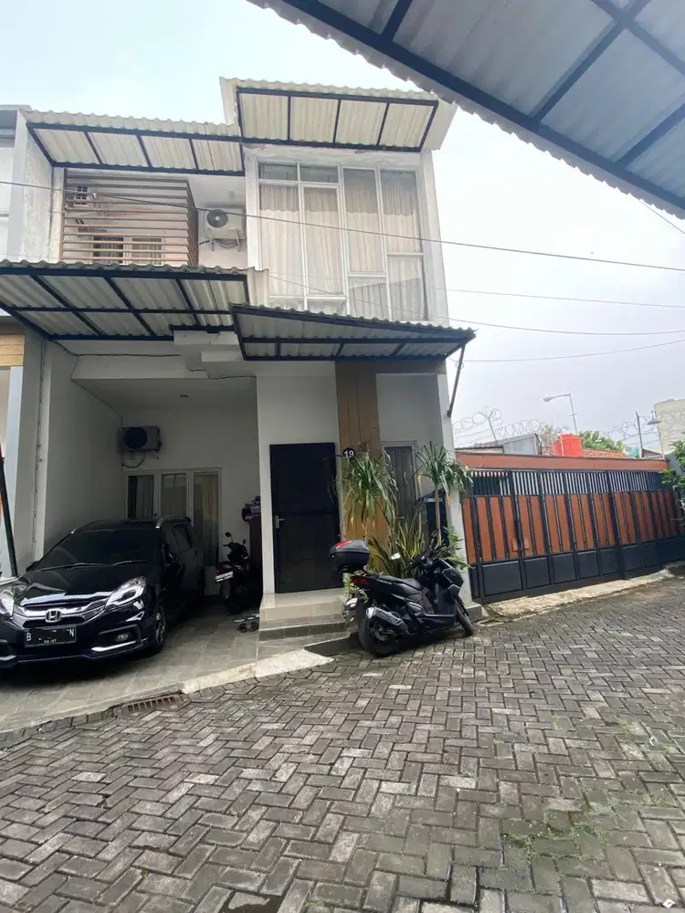 Rumah dalam Townhouse dekat Living Plaza Cinere