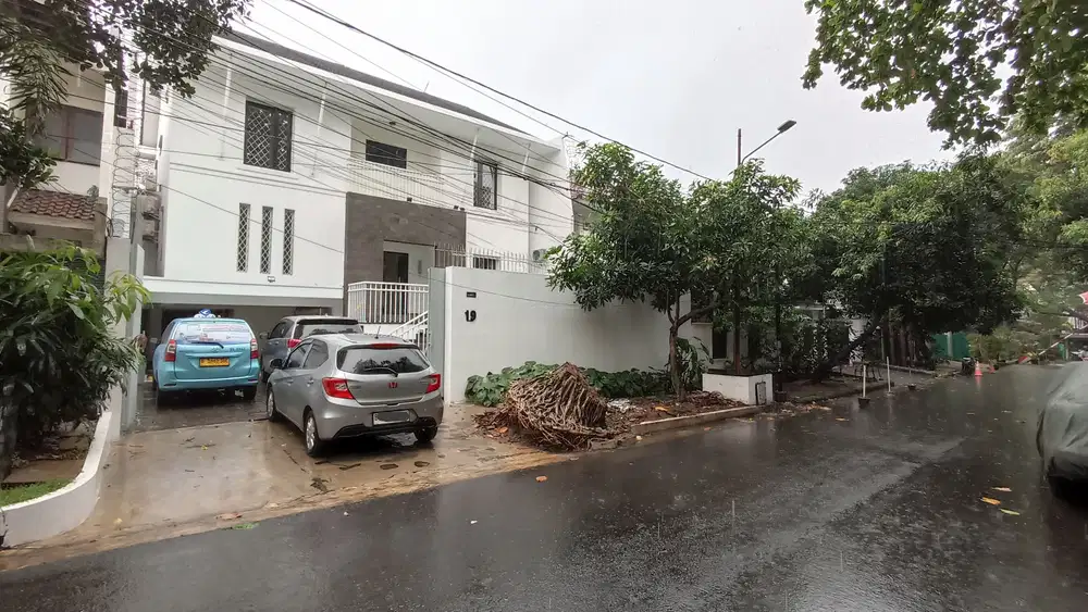 2-Storey House in Senopati, Unfurnished, Well-Maintained, with Pool