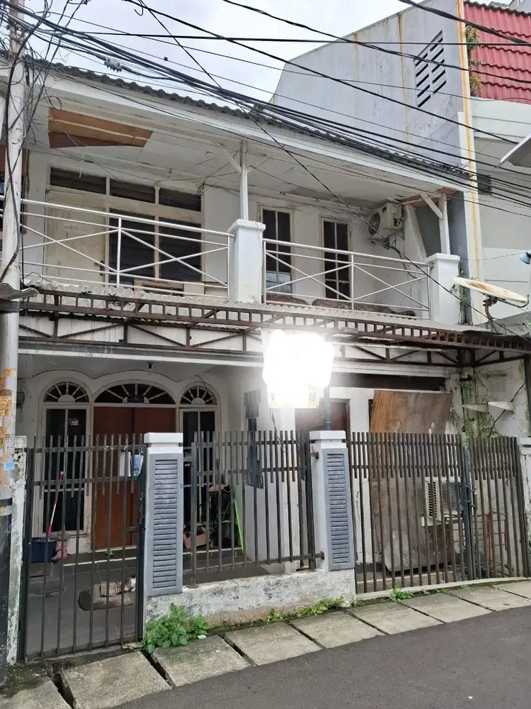 Dijual, Rumah Tua Hitung Tanah di Taman Aple, Tanjung Duren