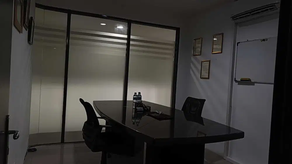 Ruang Kantor di Apartemen Cervino Village