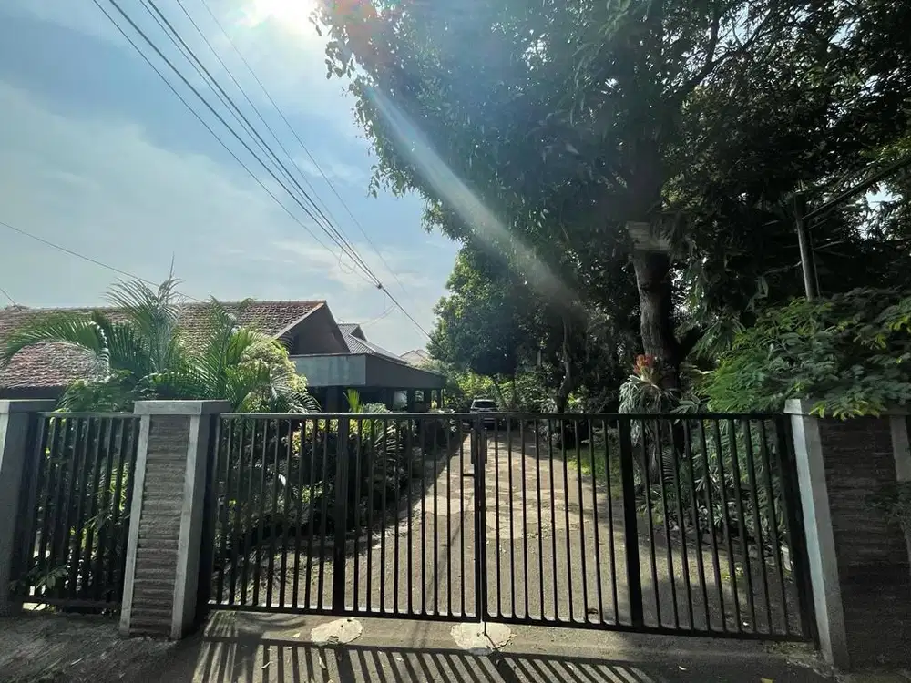 TANAH + RUMAH TUA ASRI, NYAMAN DAN STRATEGIS - KOMPLEK PERUMAHAN