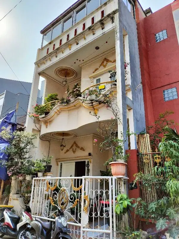 Rumah Minimalis 3 1/2 lantai full furniture