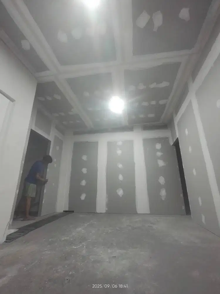 Dekor gypsum dan molding partisi kantor