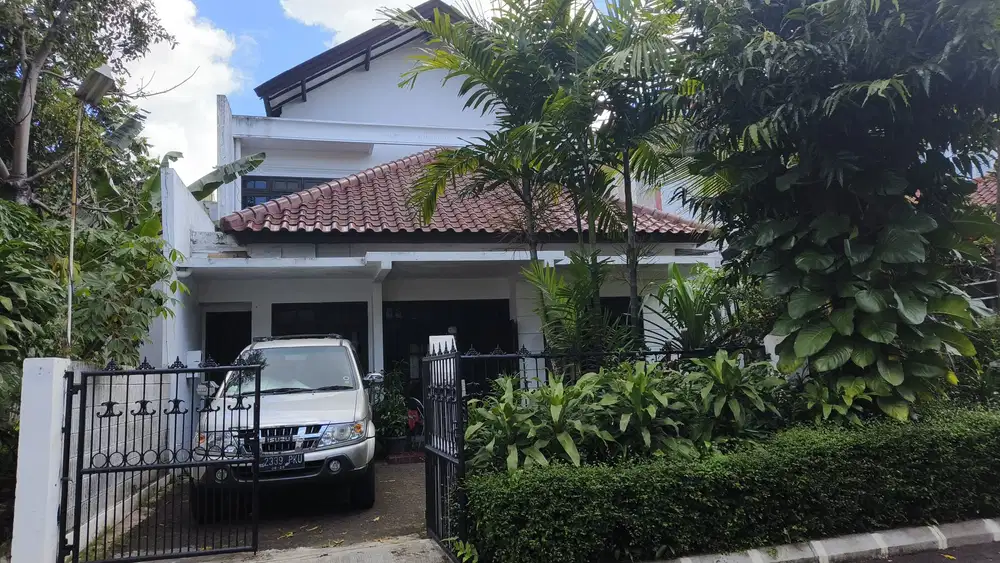 Rumah 2 lantai strategis, nyaman dekat Zona komersial untuk Bisnis