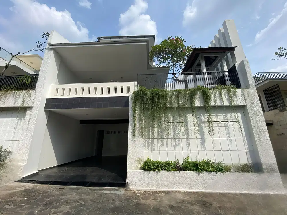 Dijual - Rumah Mewah 3 Lantai Bernuansa Resort Bali di Lebak Bulus