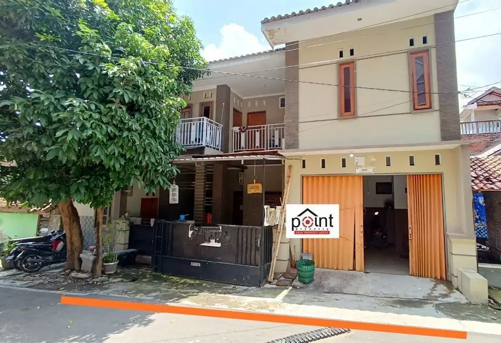 Kost putri dan rumah induk di belakang kampus UNS