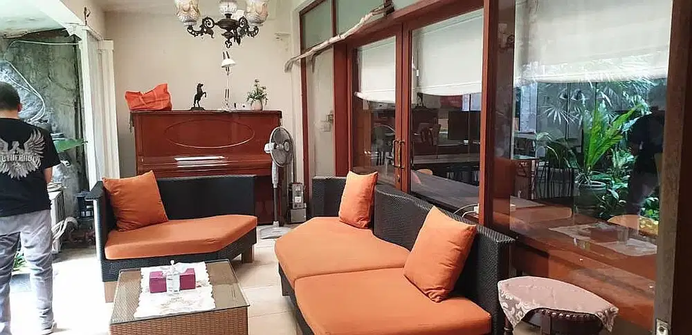 Rumah Tua Hitung Tanah di Simprug Golf - Jakarta Selatan