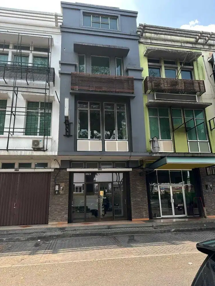 Ruko 3 Lantai Hadap Jalan Raya Utama di BSD Dekat Tol