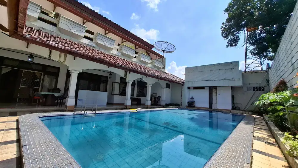 Rumah Luas dengan Kolam Renang di Cilandak Di Bawah Harga Apprisal