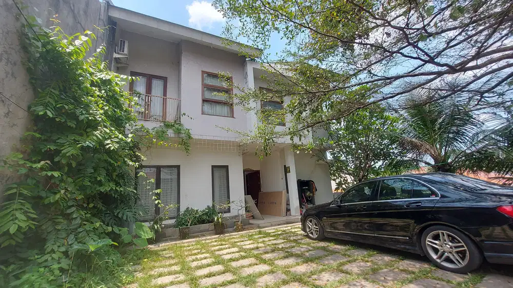 Rumah Nyaman dan Asri dengan Pekarangan Luas di Cinere
