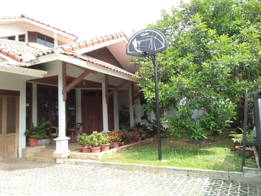 Rumah 2 Lantai Full Furnished Tanah Luas dan Nyaman di Cinere