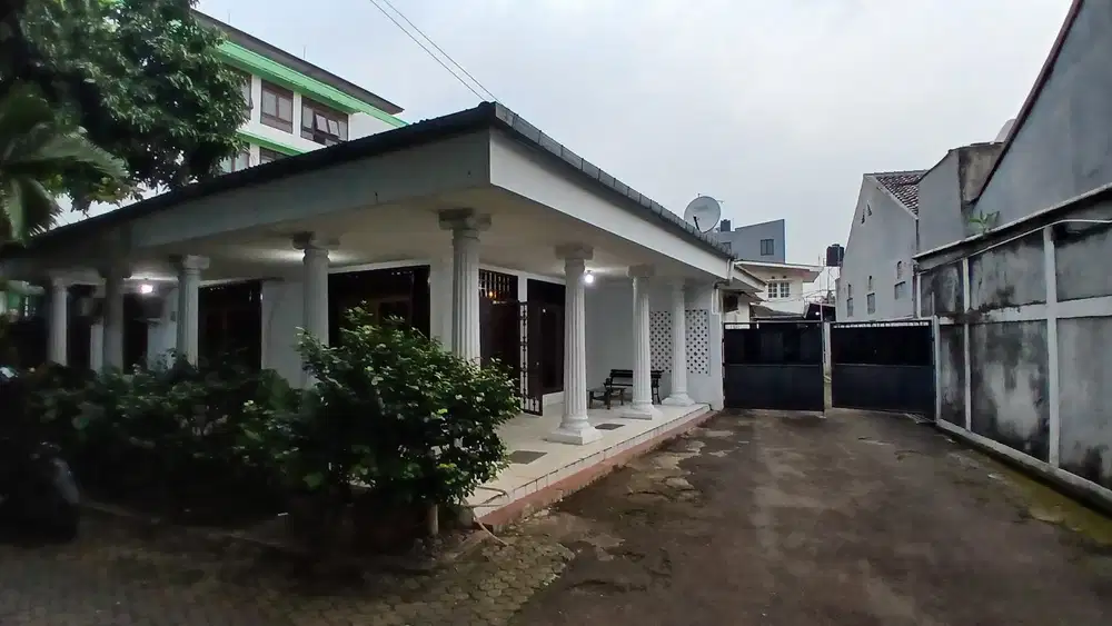 Rumah dengan Tanah Luas di Area Komersial Pinggir Jalan Lebak Bulus Raya