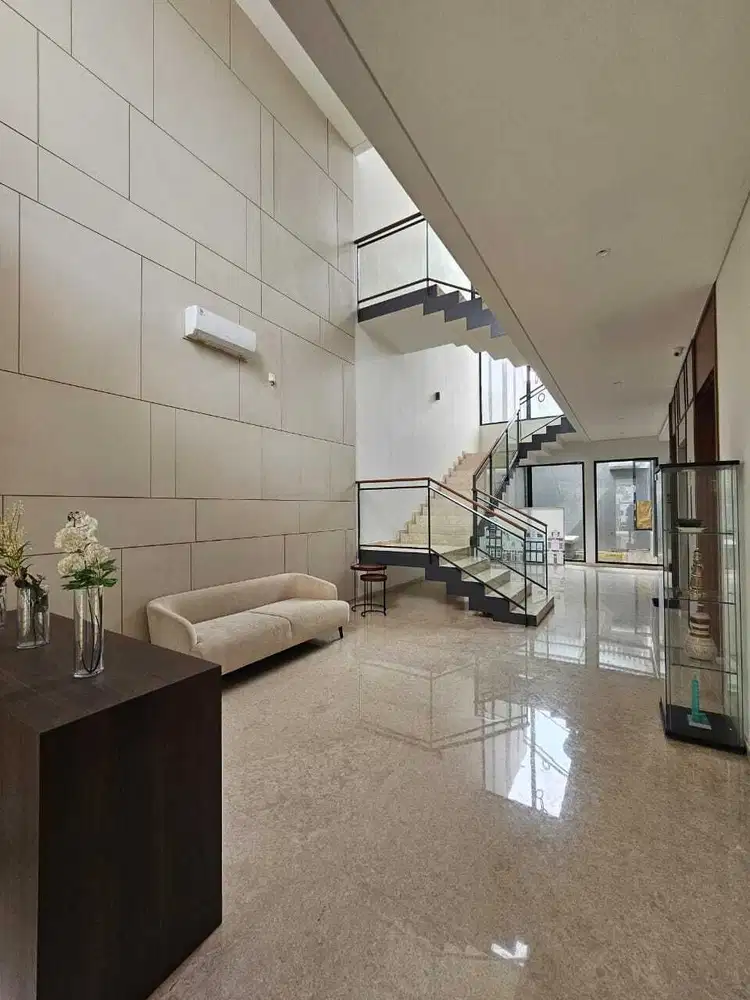 SEWA RUMAH LYNDON NAVAPARK BSD BERIKUT SWIMMING POOL MURAH