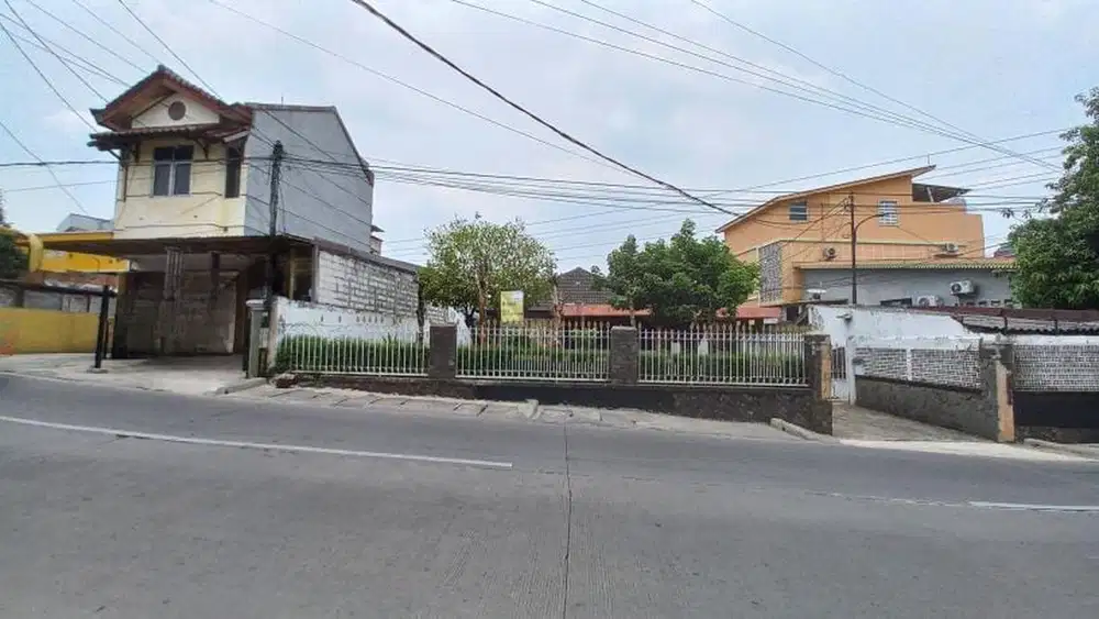 Rumah Pinggir Jalan Raya dengan Taman Luas di Condet