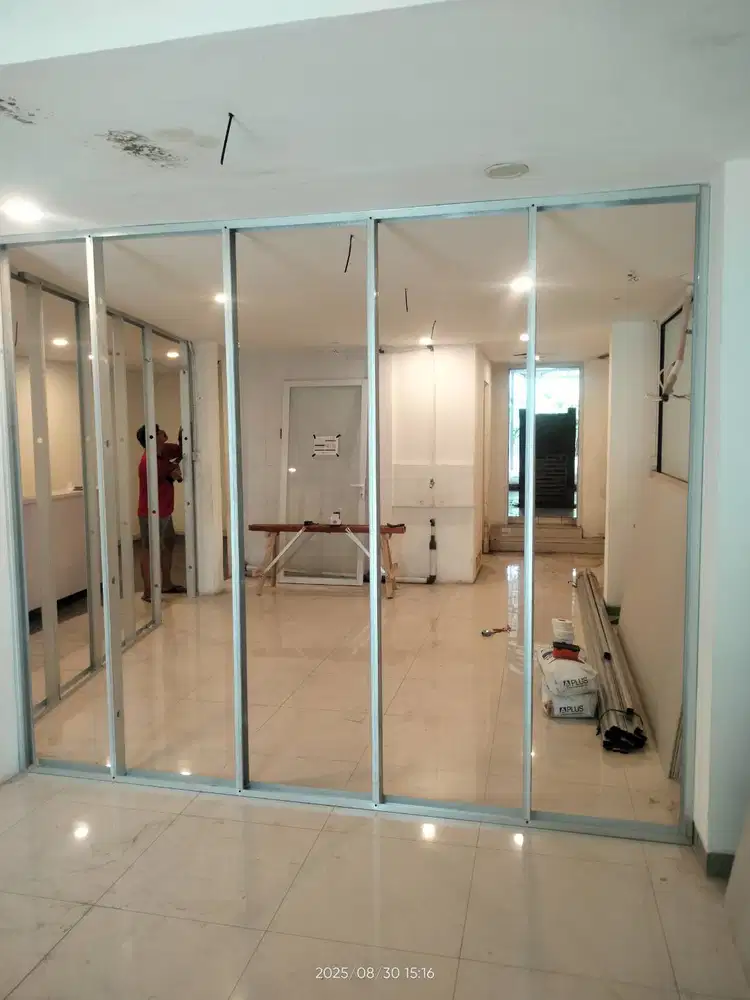 Dekorasi gypsum penyekat ruangan partisi kantor murah berkualitas
