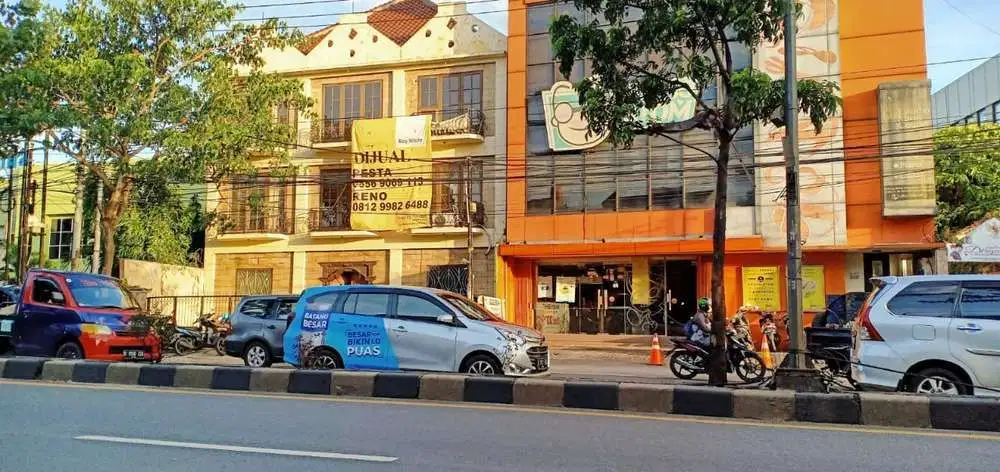 Gedung 3 lantai di Pusat Bisnis Ciputat Raya