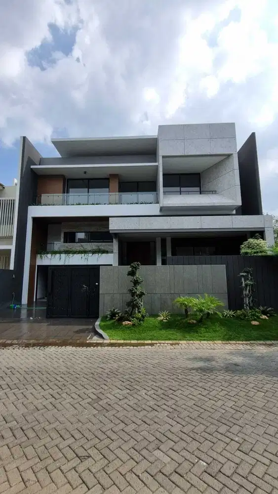 RUMAH IMPERIAL GOLF PAKUWON INDAH  STRATEGIS, MEWAH, SIAP HUNI