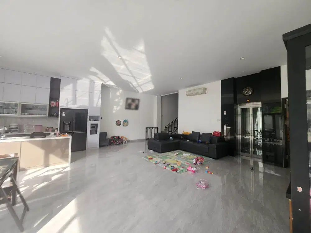 Rumah Hoek, jalan lebar di Sunter Mas Tengah, Sunter