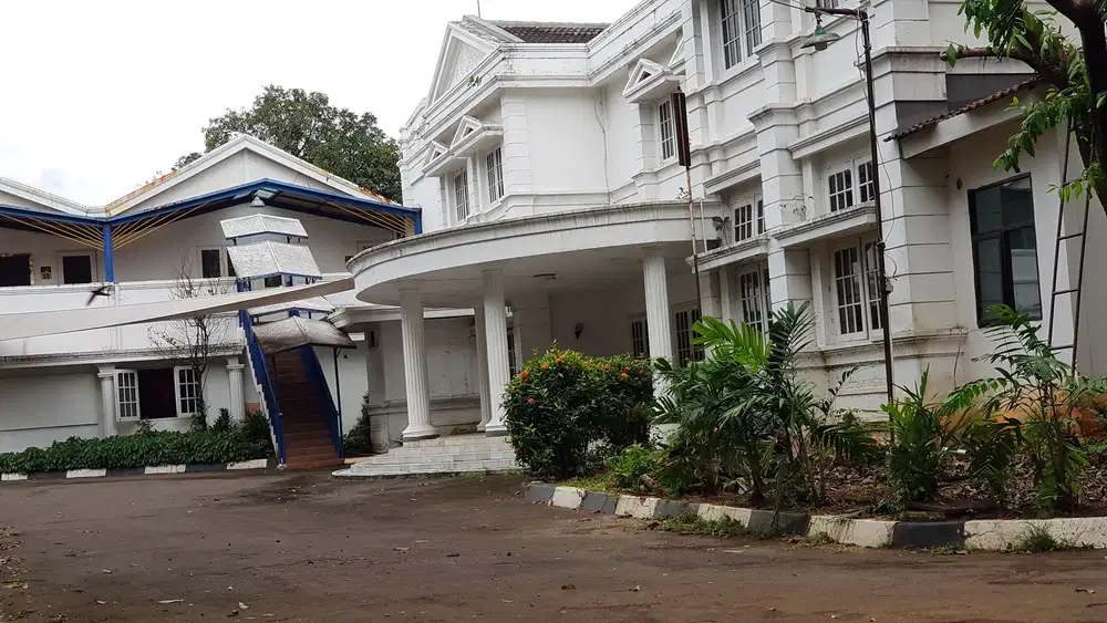 Bangunan Halaman Luas Daerah Kemang Jakarta Selatan