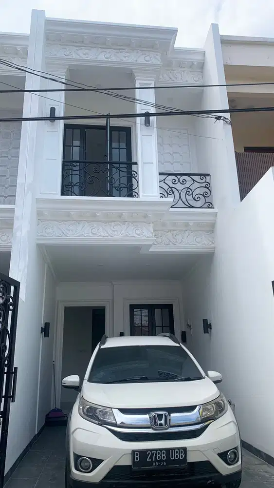 Rumah 2 Lantai Brand New American Classic di Bambu Kuning Cengkareng