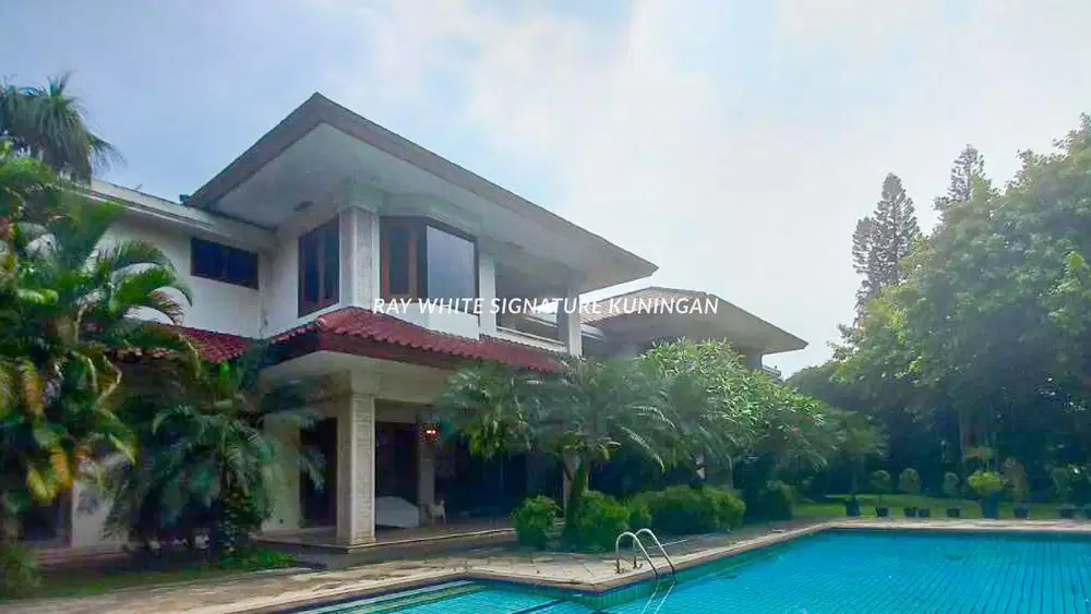Rumah Mewah Lahan Luas di Jl Sekolah Kencana Lokasi Prime
