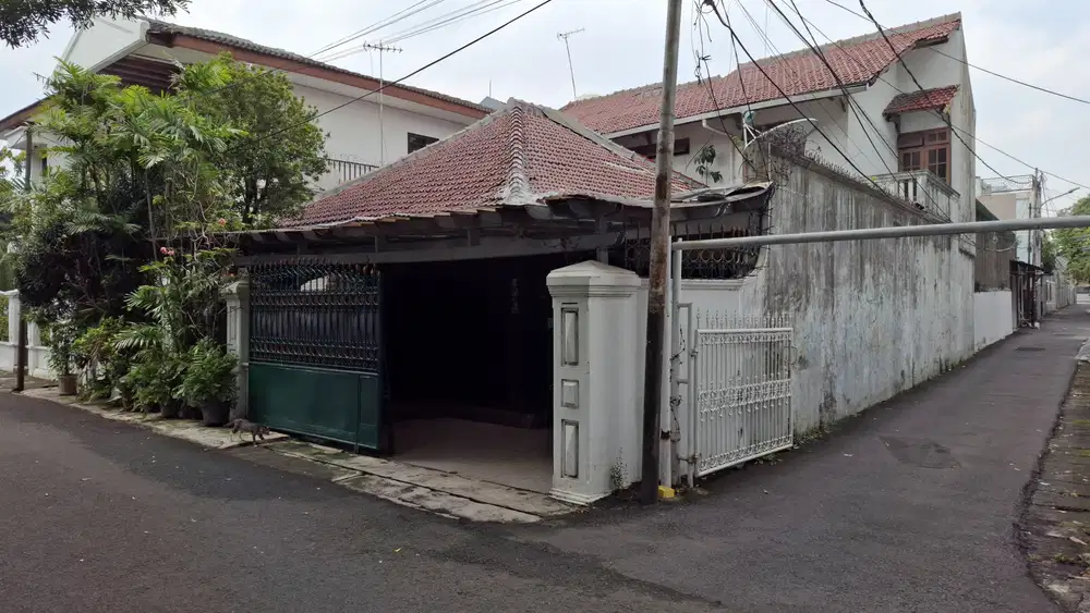 Rumah Akses Depan Jalan 3 mobil di Daerah Tebet Jakarta Selatan