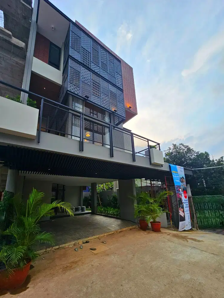 Rumah Kebayoran Baru Dijual. Ada Lift & pool. 3 KM ke SCBD