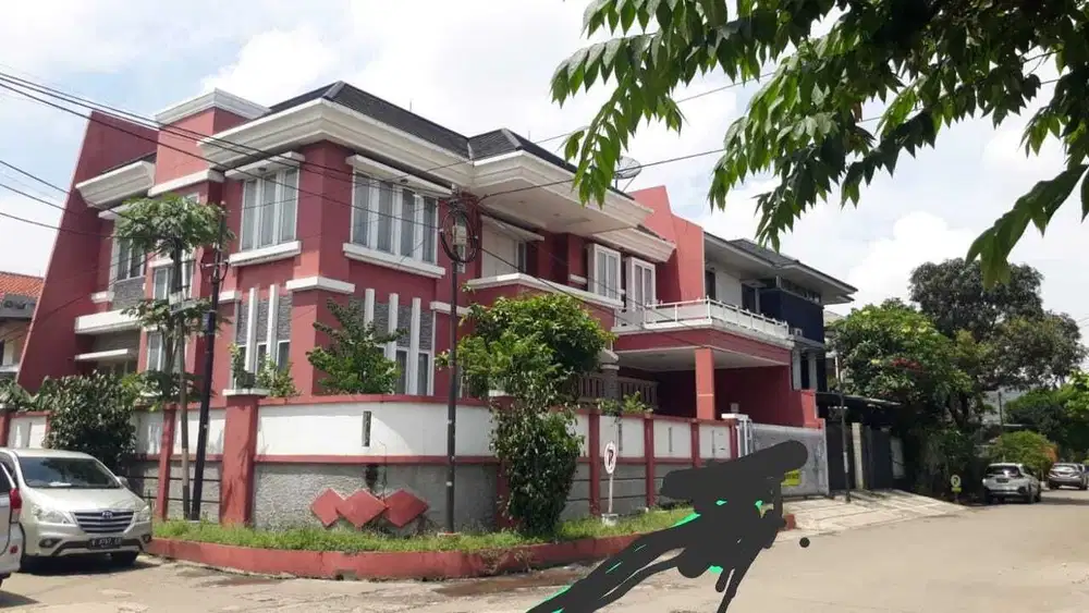 Dijual, Rumah Besar Hoek 2 Lantai di Green Ville