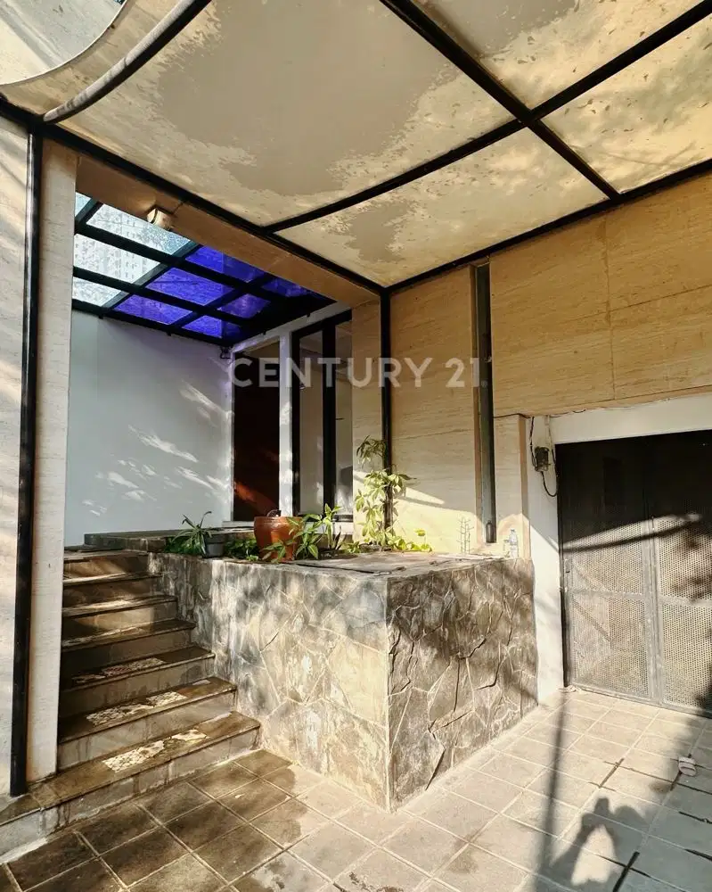 Hunian Nyaman & Luas Dengan Rooftop Di Menteng