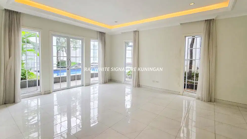 Townhouse 2 Lantai dengan Kolam Renang di Kebayoran Baru