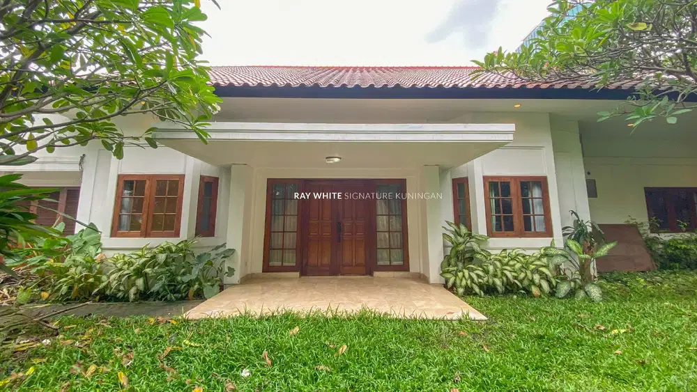 Rumah Hunian Tenang dilengkapi Kolam Renang Di Kebayoran Baru