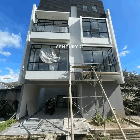 Dijual Rumah Hook Strategis 4 Lantai Harga Menarik  Di Kemang