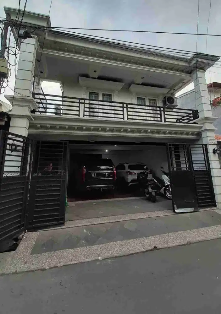 Dijual Cepat Rumah Semi Furnished Bebas Banjir Row Jalan 2 Mobil di Kebon Jeruk