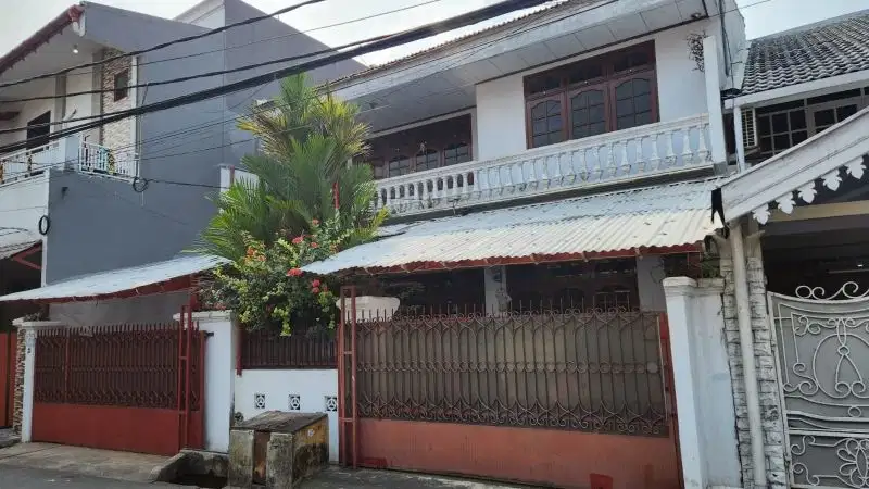 Rumah Luas dengan 7Kontrakan cocok untuk investasi di Kebon Baru Tebet