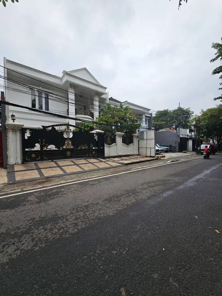 Sewa Rumah Mewah 2 Lantai di Tebet