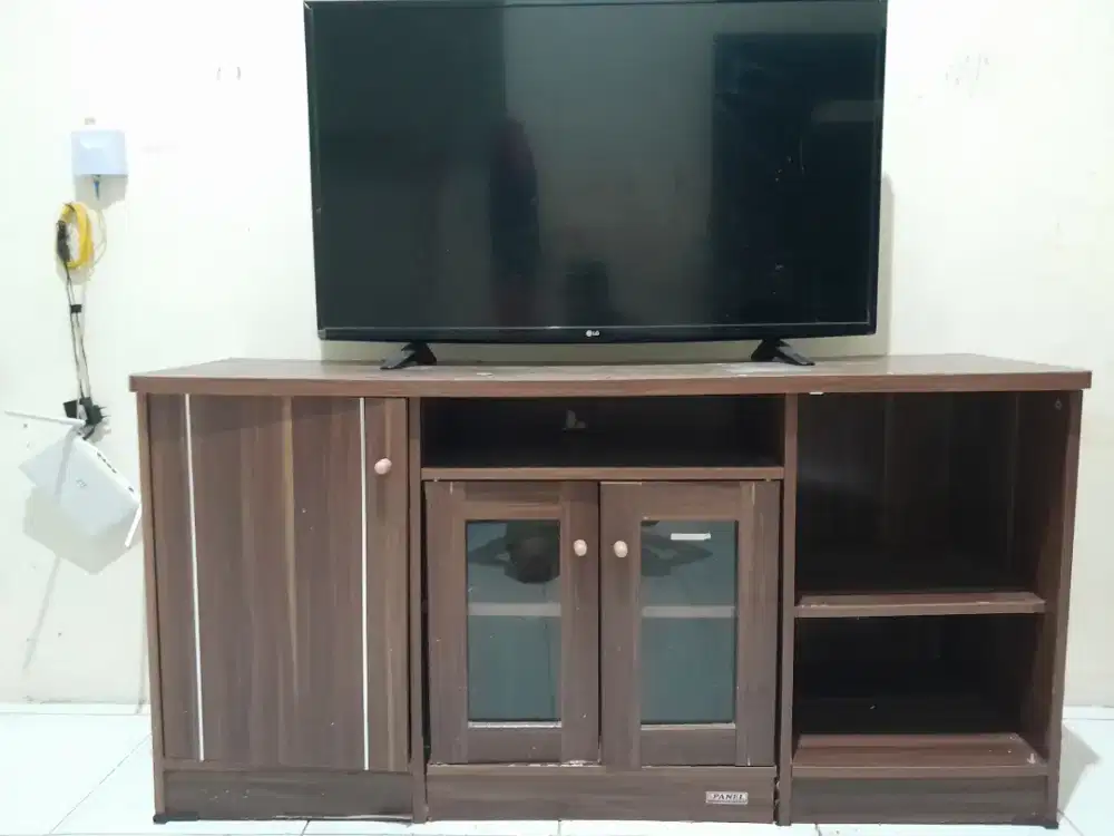 Di Jual Cepat 2 unit TV dan lemari pakaian, bonus rak tv
