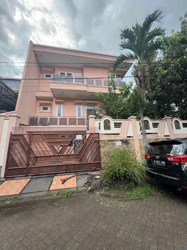 RUMAH MEWAH 3 LANTAI FULL FURNISHED DI TAMAN SURYA 3