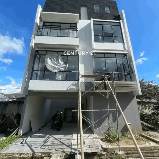 Dijual Rumah Hook Strategis 4 Lantai Harga Menarik  Di Kemang