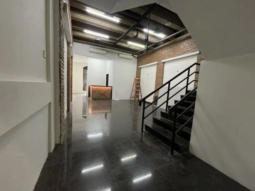 RUKO startegis Jarang Ada Dijual hadap jalan raya, di  Senayan