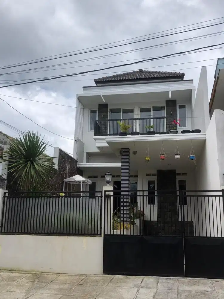 Rumah Asri Dan Sejuk Di Batu Malang Jawa Timur S8675