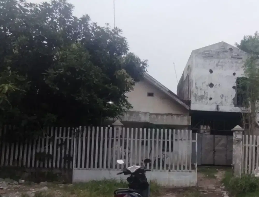 Rumah luas pinggir jalan besar.harga hitung tanah saja