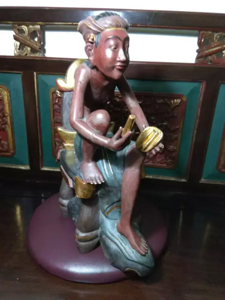 1pcs patung kayu berwarna hijau dan merah marun