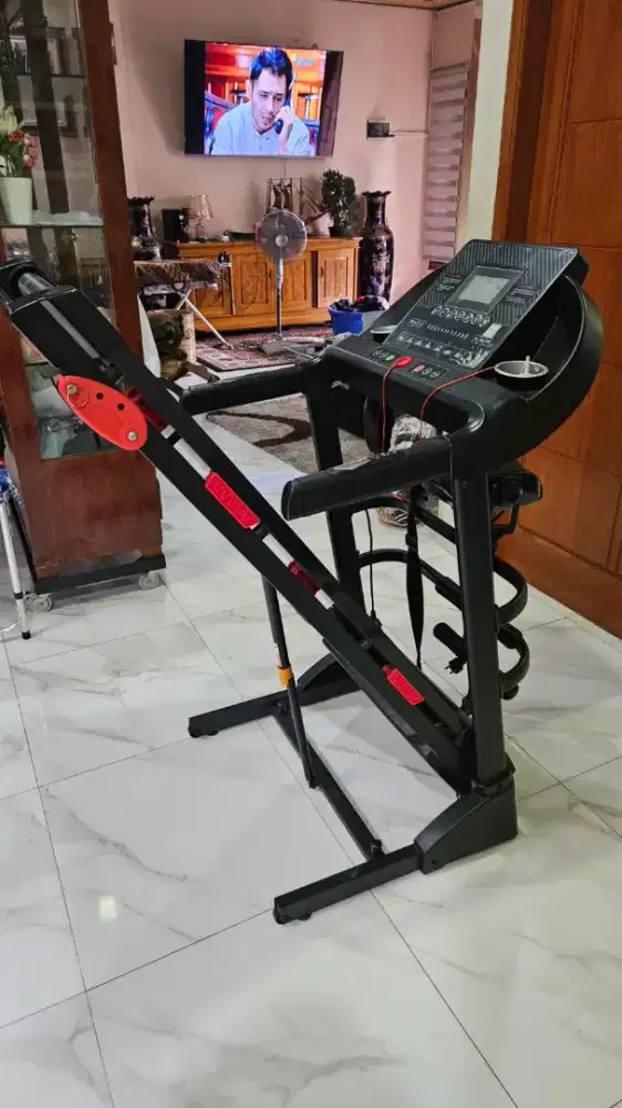 Dijual Cepat Butuh Uang - Treadmil Listrik Lipat, DAYA : 3HP