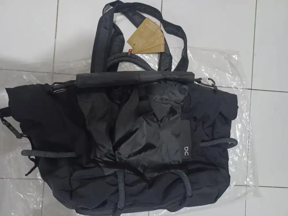 tas on cloud track pack elite 40L hitam
