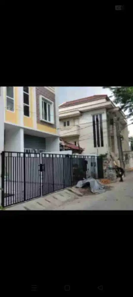 Rumah baru Kelapa Gading depan taman
