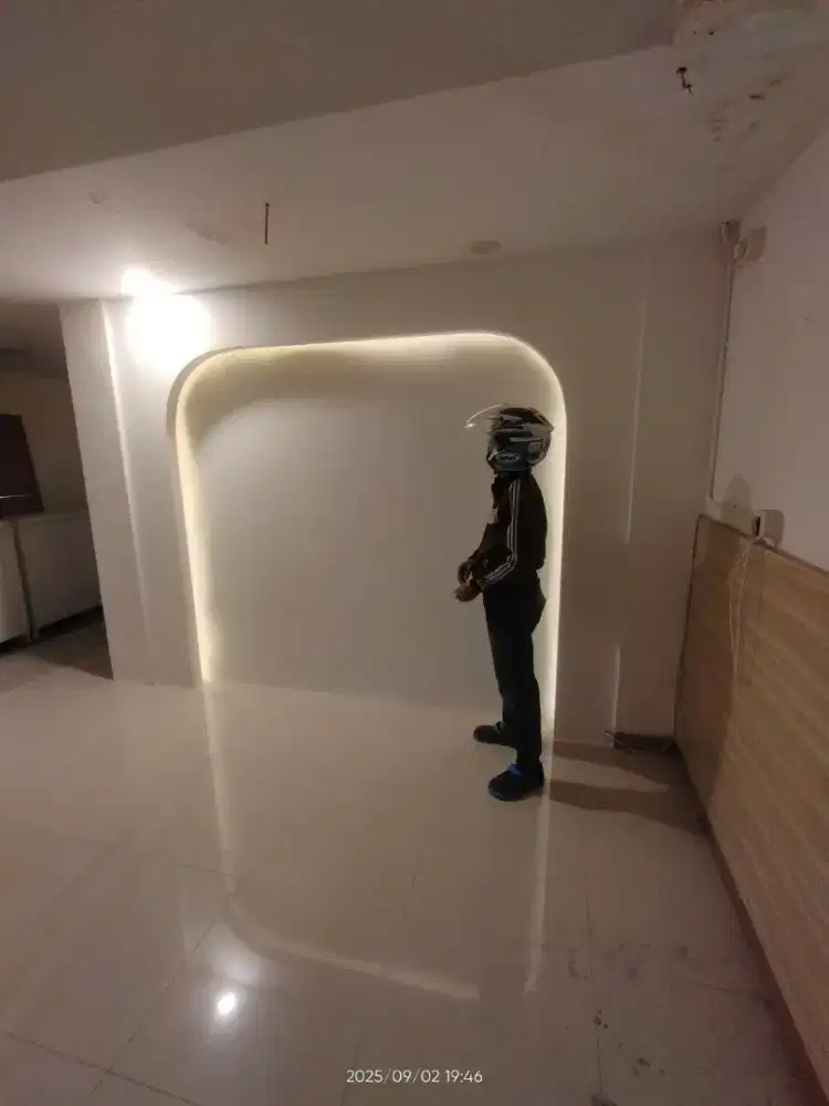 Dekorasi furniture kantor partisi gypsum dan molding  berkualitas